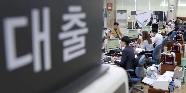 은행 주담대 금리 역전 현상 심화, 중장년 경력지원 행사 집중 개최
